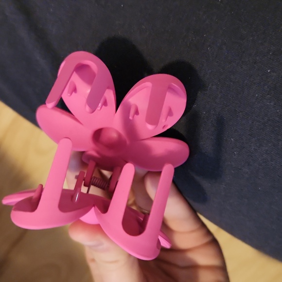 Pink flower hair clip - Picture 2 of 7